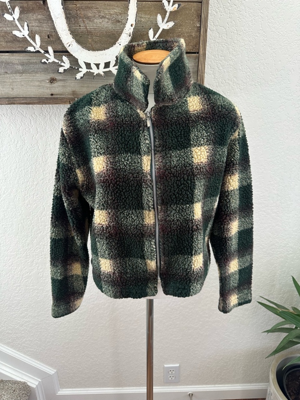 VTG Palmetto Green‎ and Cream Buffalo Plaid Sherpa Cropped Jacket with Zip L